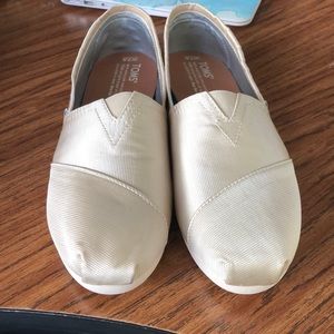 Toms. Ivory grosgrain.